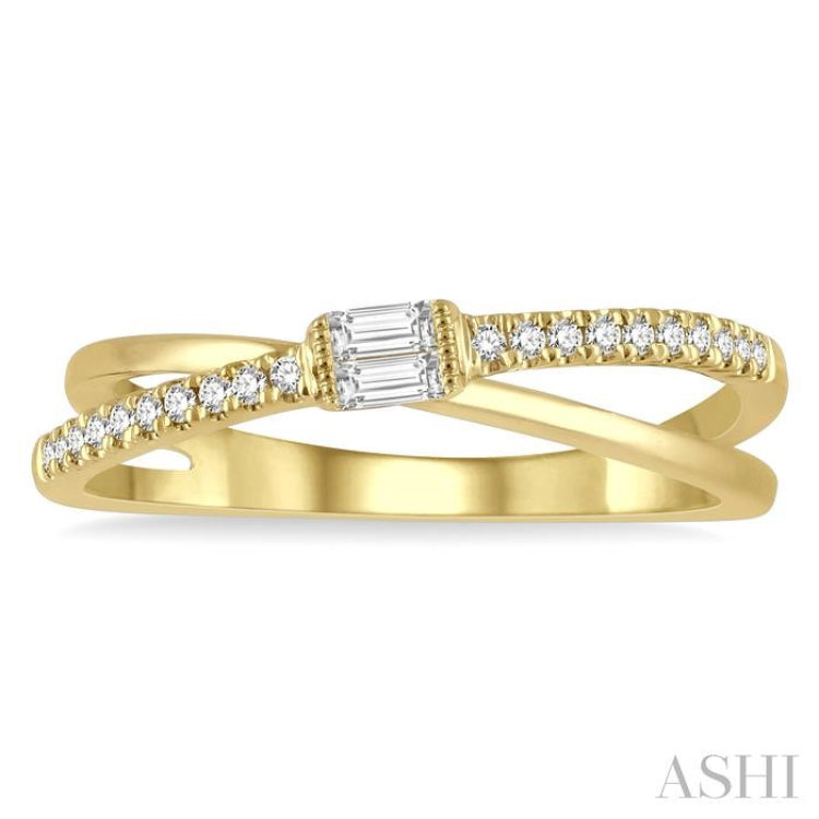 1/6 Ctw Criss-Cross Baguette and Round Cut Diamond Fashion Ring in 14K Yellow Gold